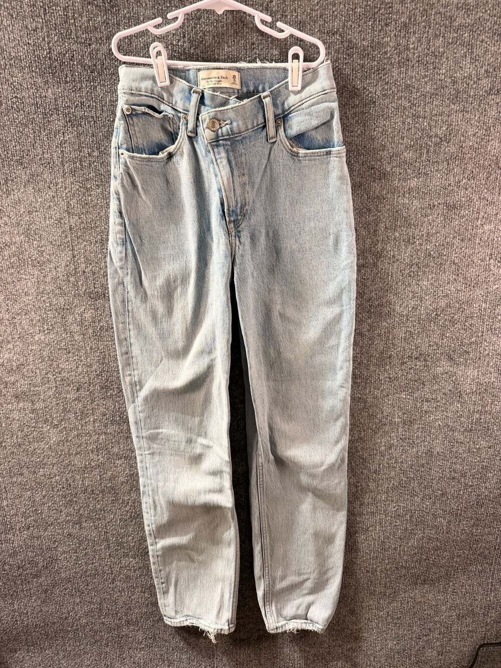 Abercrombie & Fitch Curve Love The '90s Straight Ultra High Rise Lt Wash Jeans